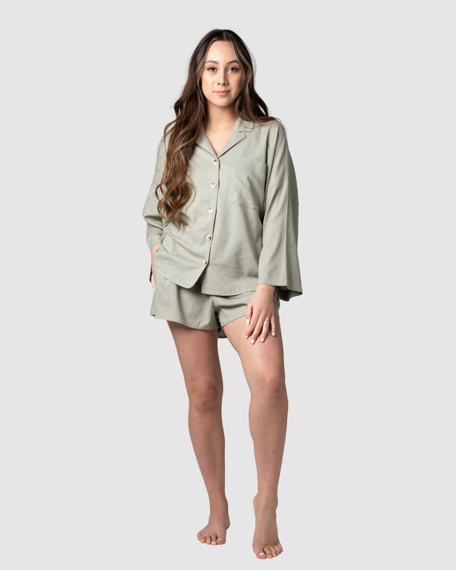 Tatiana, a mama of 1, flaunts the versatility of Hotmilk's mix-and-match collection. Seamlessly combining the Lounge Top with the Lounge Short, creating the perfect ensemble for warmer days and nights. Both pieces are expertly crafted from a soft linen blend in a serene Sage color, ensuring a comfortable fit with stylish 3/4 length kimono-style sleeves. This set exemplifies the harmonious blend of luxury and comfort, catering to the needs of pregnancy, breastfeeding, and postpartum care
