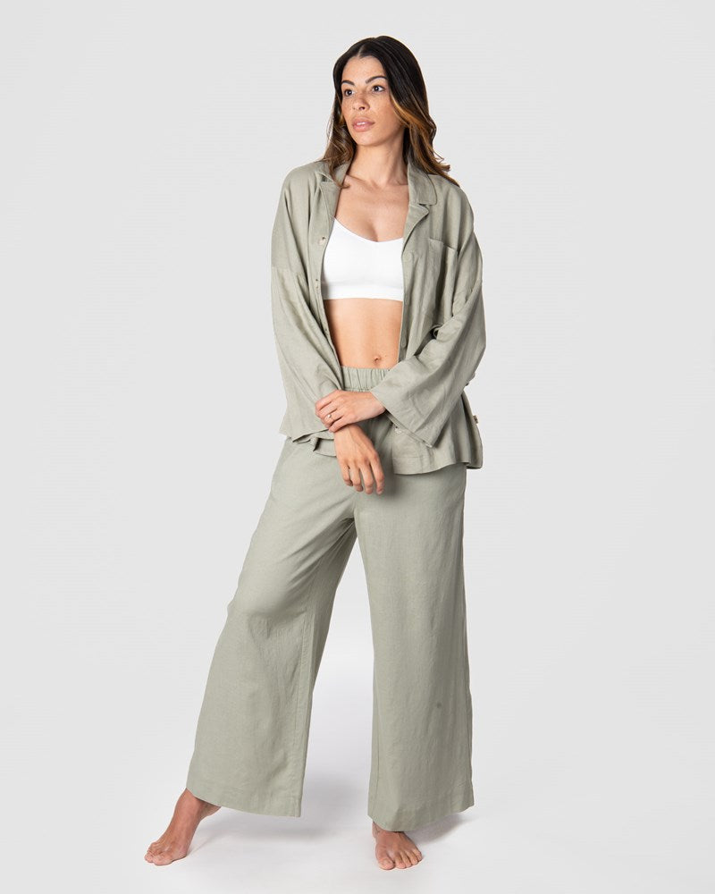Explore boundless possibilities with Kami, a mother of 2, as she demonstrates Hotmilk UK's mix-and-match collection by combining the Lounge Top with the Lounge Pant. Crafted from a soft linen blend in a serene Sage color, these pieces offer a comfortable fit and stylish 3/4 length kimono-style sleeves. To complete her perfect loungewear ensemble, Kami adds the My Necessity maternity and breastfeeding bra, ensuring both fashion and functionality in her set